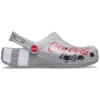 Coca-Cola x Crocs Crossover Light X – outdoorové sandály bez podpatku, volnočasové, sportovní, unisex, šedé