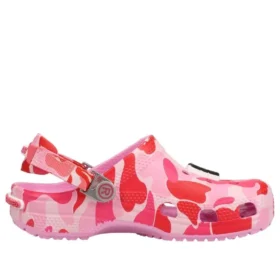 Crocs x A Bathing Ape Nazouvák „Carnation“
