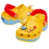 Crocs x Disney Medvídek Pú Classic Platform Clog „Yellow Red“