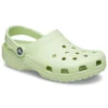 Klasické unisexové sandály Crocs Beach v šedozelené barvě